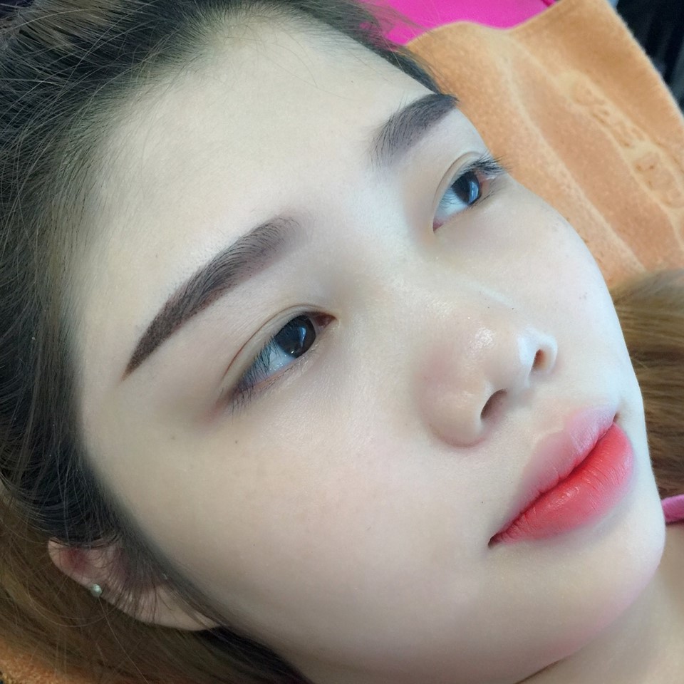 Phun mày tán bột thảo dược 3 Khách hàng sau khi phun mày tán bộ thảo dược cùng Chuyên gia Phương Hoàng Anh