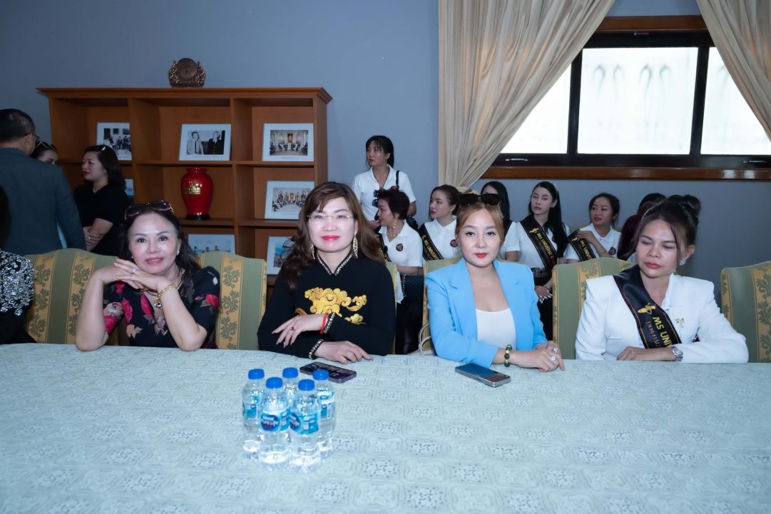 Á khôi Phương Hoàng Anh thăm đại sứ quán Việt Nam trước thềm chung kết Ms Universe Business, Thái Lan 2024 12 z5251689411846 3730def615cff6af709ec5fc1e81f4fa