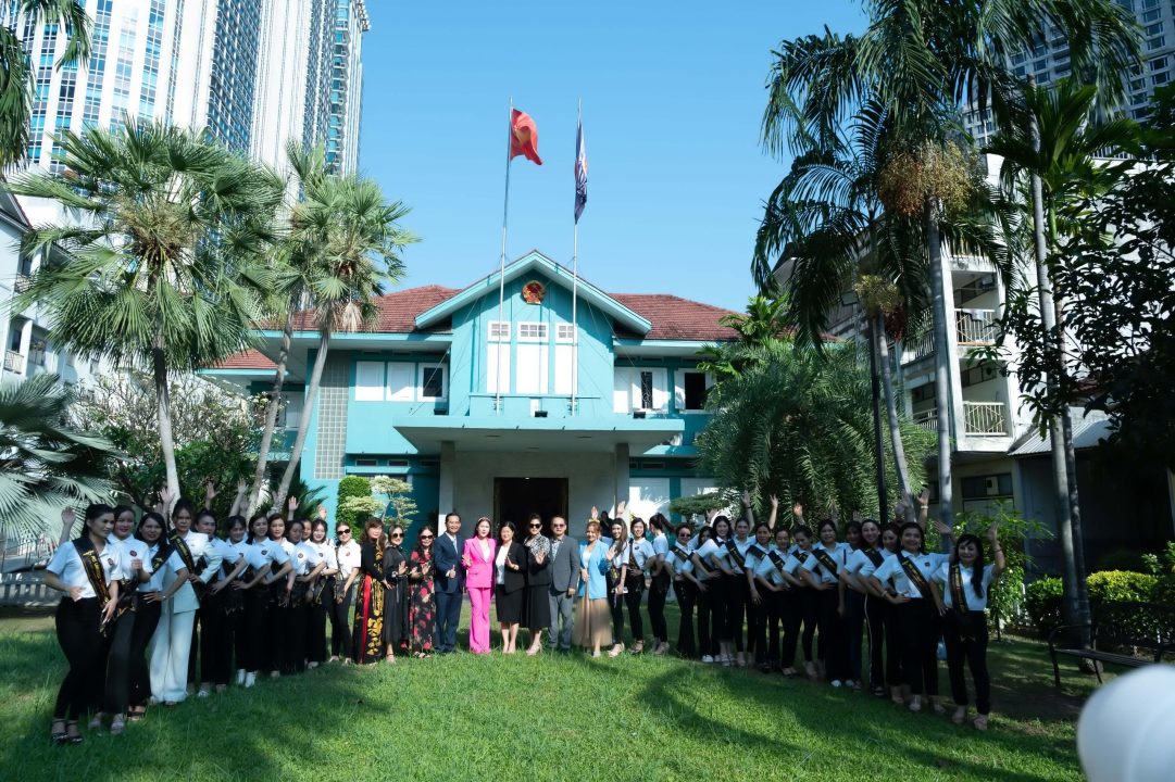 Á khôi Phương Hoàng Anh thăm đại sứ quán Việt Nam trước thềm chung kết Ms Universe Business, Thái Lan 2024 13 z5251693137906 a7eb86173d6cabefda485f02759a0178